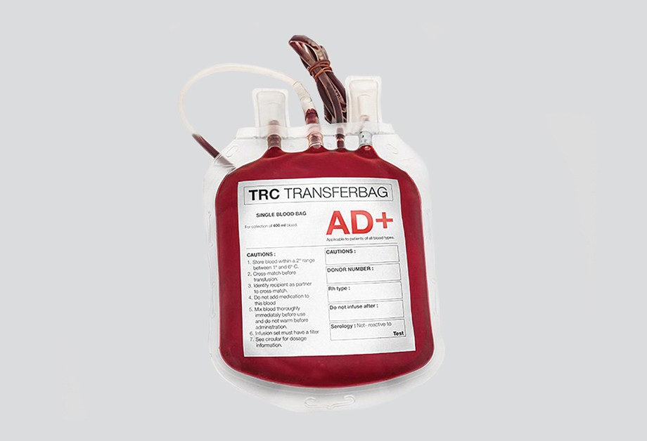 Red blood bag with a primary label applied to the flexible substrate